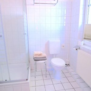 Kleines Zimmer mit Kingsize-Bett